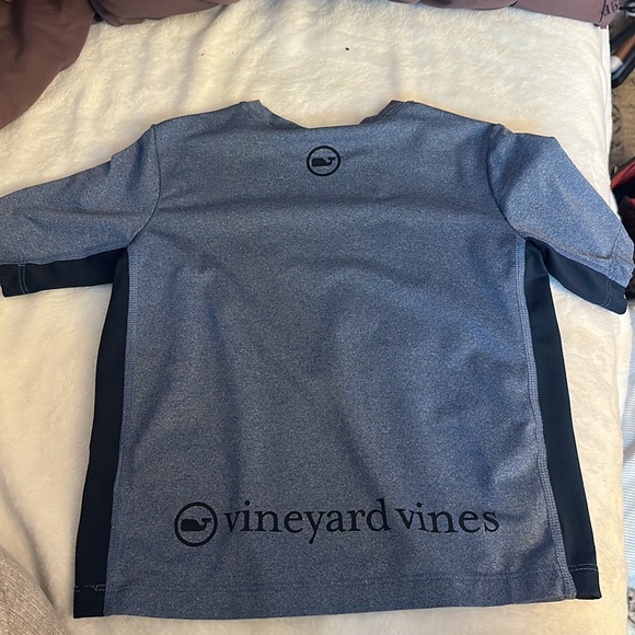 Vineyard vines performance t, like new - Picture 2 of 2